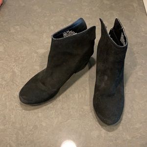 Kenneth Cole Reaction Black Suede Booties *EUC*